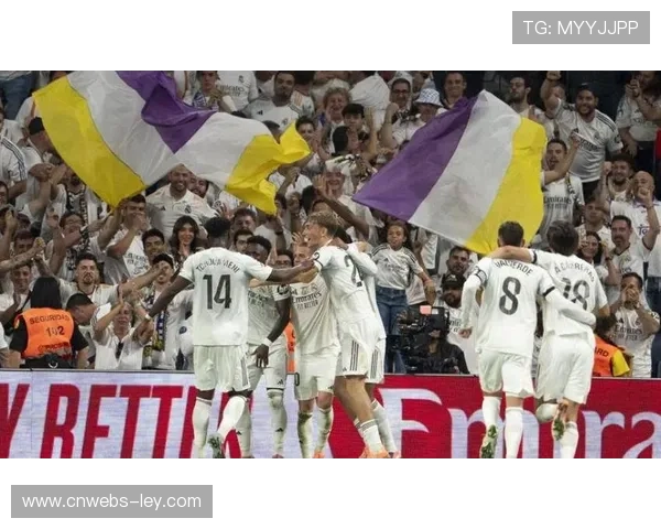 马尔基尼奥斯高举欧冠奖杯，巴黎球迷狂欢慕尼黑